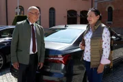 Dass Frau Grasegger (Ursula Maria Burkhart, r.) sich auf ihre Wanderung mit den Gebirgsschützen freut, bleibt auch Polizeidirektor Achtziger (Alexander Duda, l.) nicht verborgen.
