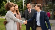 Musikschulleiterin Mira Conradi (Victoria Trauttmansdorff, l.) freut sich mit ihrem Schüler Lukas (Paul Sundheim, r.) und seinen Eltern Frau Engelhardt (Jenny Maruhn, 2.v.l.) und Herrn Engelhardt (Ingo Abel, 2.v.r.), dass Lukas fehlerfrei vorgespielt hat.