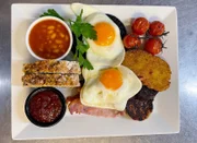 Ein deftiges irisches Frühstück mit Black und White Pudding, Baked Beans und mehr, gibt es im „The Auld Rogue“ in Stuttgart-Vaihingen.