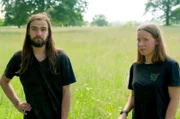 Joshua und Maja aus Deutschland machen ihr Freiwilliges Jahr auf einem Ökobauernhof in der französischen Auvergne – die Sprache ist am Anfang eine besondere Herausforderung.