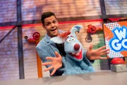 Simón will Woozle heute von dem Spruch "Kleider machen Leute" überzeugen, doch Woozle kann nicht so richtig daran glauben.