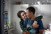 Sibel (Josie Hermer, li.) und Pawel (Noel Okwanga, re.) sind einfach ein Traumpaar.