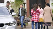 Auf Anweisung von Martin Keppler (Sebastian Schlemmer, l.) vom Bauamt, müssen Semir (Erdogan Atalay, 2.v.l.), seine Kinder Ayda (Pauletta Pollmann, 3.v.r.) und Lilly (Emma Helm) sowie seine Mutter Selma (Özay Fecht, r.) ihr Haus wegen angeblicher Einsturzgefahr evakuieren. Noch ahnt Semir nicht, dass das der Beginn eines Racheplans gegen ihn und seine Familie ist.