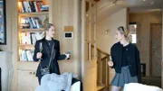 S02E02: Château, Champagner - Premiere bei den Mega Mansions! Davina und Shania erkunden erstmals allein die Luxusimmobilien der Welt. In Grasse sorgt Kumpel Ozan für eine Überraschung: Er macht Davina im Park des Château Diter einen Antrag.