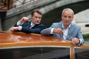 Maurizio De Rivera (Walter Kreye, re.) erzielt mit seinem Schwiegersohn Nino Papetti (Max Hopp) tierische Profite.