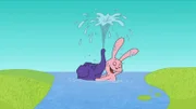Maus und Elefant planschen im Wasser.