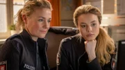 Franzi (Rhea Harder-Vennewald, l.) und Maje (Lea Zoë Voss, r.) versuchen herzufinden, wer Jacek bei der Flucht geholfen hat und sichten die Aufnahmen einer Überwachungskamera.