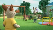 Pip hat ein neues Lieblingsspielzeug - eine Wurfrakete.