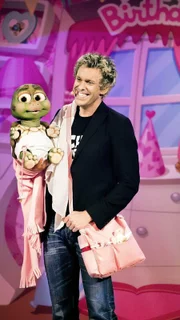 Puppenspieler Sascha Grammel geht mit der unwiderstehlich niedlichen Schildkrötendame Josie auf Zeitreise.