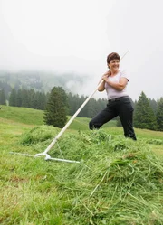Landfrau Yvonne Bischof beim Heuen: