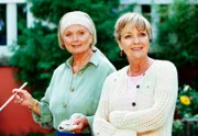Maria (Ruth Maria Kubitschek, li.) und Julie (Gila von Weitershausen) haben gut Lachen.