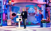 Wunderbar skurrile Geschichten, einmalig schräge, aber allesamt durchweg supernette Typen, unvergleichlich lebendige Puppenfiguren wie Fisch Mieze und ein einmalig liebevolles Bühnenbild: Sascha Grammel präsentiert sein Live-Programm: "Ich find's lustig".