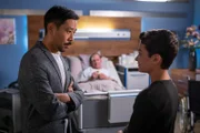 Direktor Chung (Ill-Young Kim, li.) und Hermann (Thorin Holland, re.) machen sich Sorgen.
