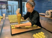 In der „Macaronnerie“ in Heidelberg werden die Macarons, das berühmte, französische Baisergebäck mit Cremefüllung, in einem gläsernen Atelier hergestellt. So kann jeder bei der Produktion zuschauen und sich im Café gleich ein Stückchen Frankreich mit nach Hause nehmen.