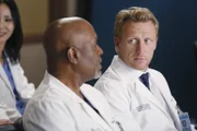 Amelia gibt eine detaillierte Vorlesung über die Besonderheiten und möglichen Komplikationen der Operation von Dr. Herman. Webber (James Pickes Jr., l.) und Owen (Kevin McKidd, r.) nehmen gespannt daran teil ...
