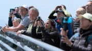 Touristen auf der Zugspitze.