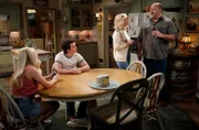 (v.l.n.r.) Mandy McAllister (Emily Osment); Georgie Cooper (Montana Jordan); Audrey McAllister (Rachel Bay Jones); Jim McAllister (Will Sasso)