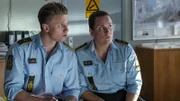 Benjamin (Mathias Käki Jřrgensen) und Nadia (Lise Baastrup) wundern sich über Dans schlechte Laune. Dabei haben sie den unbekannten Gast auf Beatrice Werners Geburtstagsfeier identifiziert.