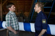 Im Rahmen der Ermittlungen befragt Polizeihauptmeister Mohr (Max Müller, r.) Ludwig Sailer (Martin Wenzl, l.), der als Verdächtiger infrage kommt.