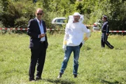 L-R: Oberst Dirnberger  (Dietrich Siegl), Simon Steininger  (Michael Steinocher).