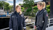 Franzi (Rhea Harder-Vennewald, r.) und ihre neue Kollegin, die Praktikantin Maje Törf (Lea Zoë Voss, l.), statten den Hensens auf ihrem Boot einen Besuch ab.