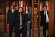 Sie setzen alles daran, den Mörder einer jungen Frau zu finden, deren Leiche unweit eines exklusiven Clubhauses gefunden wurde: Abbott (Rockmond Dunbar), Teresa Lisbon (Robin Tunney), Kim Fischer (Emily Swallow) und Kimball Cho (Tim Kang).