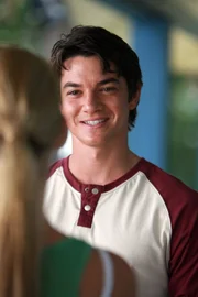 Der smarte Ash (Craig Horner) ist der neue Supervisor im Juice Net Cafe. Ein Job, auf den sich Emma große Hoffnungen gemacht hatte.