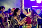 (v.li.): Andrea Eckert (Gloria Kmeiner), Maddalena-Noemi Hirschal (Suri Advani).