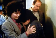 Schweren Herzens müssen sich Barbara (Michele Marsh, l.) und Howard Hopkins (Arthur Rosenberg, r.) von ihrem Adoptivsohn Dinh (Jusak Yang Bernhard, M.) trennen.