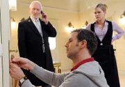 ARD STURM DER LIEBE FOLGE 1282, am Freitag (15.04.11) um 15:10 Uhr im ERSTEN. Lena (Johanna Bönninghaus, r.) verdächtigt Nils (Florian Stadler, M., mit Sepp Schauer, l.), der unbekannte Psycho-Täter zu sein.