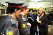 Katharina Almeda (Veronica Ferres) besticht die Milizionäre in einem russischen Zug, damit sie ihr helfen, den geklauten Koffer wieder zu besorgen.