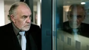 Borchert (Christian Kohlund) wartet im Spital am Gang vor Dominiques Zimmer.
