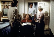 Jonathan (Michael Landon, l.) untersucht den apathischen George (Tim Choate), der entgegen den Erwartungen seines Bruders Paul (Joseph Culp, 2.v.r.) und seiner Mutter (Julianna McCarthy, r.) durchaus in der Lage ist, sie zu verstehen.