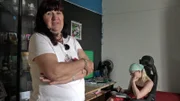 Bärbel (li.) stellt fest, dass sie trotz harter Arbeit nicht mehr Geld herausbekommt als ihre Schwiegertochter Jasmin, die Bürgergeld bezieht..