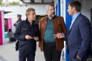 Nach dem Mord an Firmeninhaber Günter Beck ermitteln Polizeihauptmeister Mohr (Max Müller, l.), Kommissar Stadler (Dieter Fischer, M.) und Kommissar Hansen (Igor Jeftic, r.) in dessen Eventagentur.
