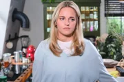 Cecilia (Carina Koller) drückt den Schmerz über ihre gescheiterte Liebe zu Baris weg.