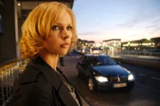 Katharina Almeda (Veronica Ferres) vor dem Pariser Flughafen.