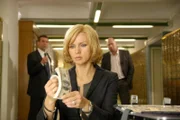 Katharina Almeda (Veronica Ferres) zählt in aller Ruhe das Geld nach, das man ihr in einer Moskauer Bank übergibt.