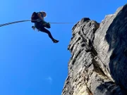 Doreen (34) klettert in der Sächsischen Schweiz seit sie ein Kind ist. Sie liebt den Adrenalinkick beim Abseilen.