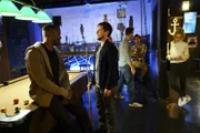Die Ermittlungen führen Officer Clayton Reeves (Duane Henry, l.) und Agent Eleanor Bishop (Emily Wickersham, r.) in eine Billiardkneipe. Werden sie dort den richtigen Hinweis finden?