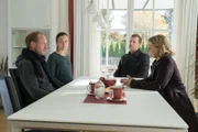 Die Geschichte von den Neumanns kann nicht stimmen. V.l.n.r.: Ulrich Neumann (Johann von Bülow), Kathrin Neumann (Kathrin Anna Stahl), Maximilian Murnau (Christoph Schechinger), Vera Lanz (Katharina Böhm).