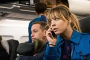 The Flight Attendant Staffel 2 Folge 6 T.R. Knight als Davey Bowden und Kaley Cuoco als Cassie Bowden
