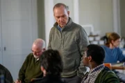 Dopesick Staffel 1 Folge 6 Michael Keaton als Dr. Samuel Finnix