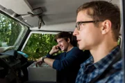 Ben Ahlbeck (Philipp Danne, l.) und Elias Bähr (Stefan Ruppe, r.) übernehmen die Patienten von Dr. Wöhler - eine Landpartie für die beiden.