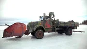 Der Schneepflug für die Eisstraßen.