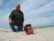 Willi mit dem Seehundschützer Dieter während der Dreharbeiten am Strand von Helgoland.