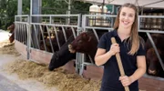 Zum Auftakt geht es nach Ostwestfalen-Lippe. Am Rand des Teutoburger Waldes, in Lage, setzt Leonie Froböse auf moderne Landwirtschaft. Voller frischer Ideen ist die 25-Jährige in die Landwirtschaft ihrer Eltern eingestiegen.