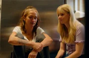 Liana (Bianca Kronlöf) und Malou (Helena af Sandeberg, r).