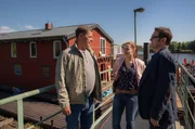 Die Lübecker Ermittler Finn Kiesewetter (Sven Martinek, l.), Nina Weiss (Julia Schäfle) und Lars Englen (Ingo Naujoks, r.) haben einen neuen Fall. Alexander Hoffmann wurde in seinem Haus am Wasser niedergestochen und tödlich verletzt.