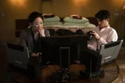 Eve (Sandra Oh, l.); Hugo (Edward Bluemel, r.)